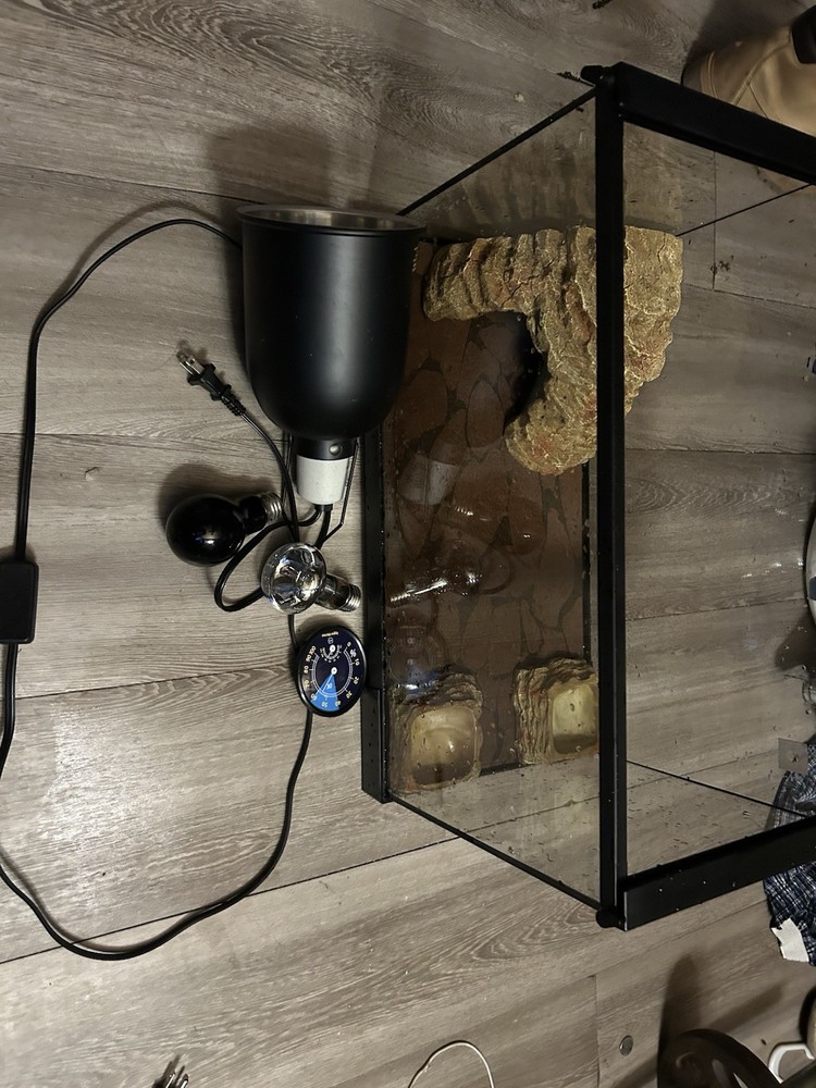 10gallon ReptileCage with light 2lightbulbs,the mat,the home,food and water bowl