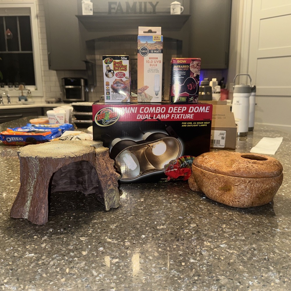 Reptile Light Bundle And 2 Reptile Hides (all Barely Used And Cleaned)