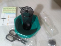 New CHAMELEON FEEDING BOWL Bugs Bar Iron Mesh Hook Hang NEPTONION Reptile Feeder