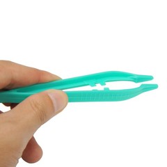 Plastic Reptile Feeding Clamp in Green for Safe and Hygienic Food Handling 20pcs