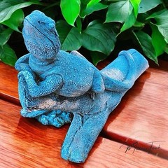 bearded dragon on log life sized concrete statue