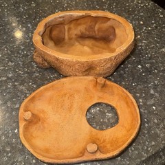 Reptile Light Bundle And 2 Reptile Hides (all Barely Used And Cleaned)